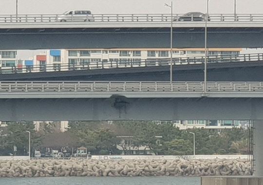 지난달 28일 오후 부산항을 출항한 러시아 선적 화물선이 부산 광안대교 하판에 충돌 흔적이 보이고 있다.(사진=연합뉴스)